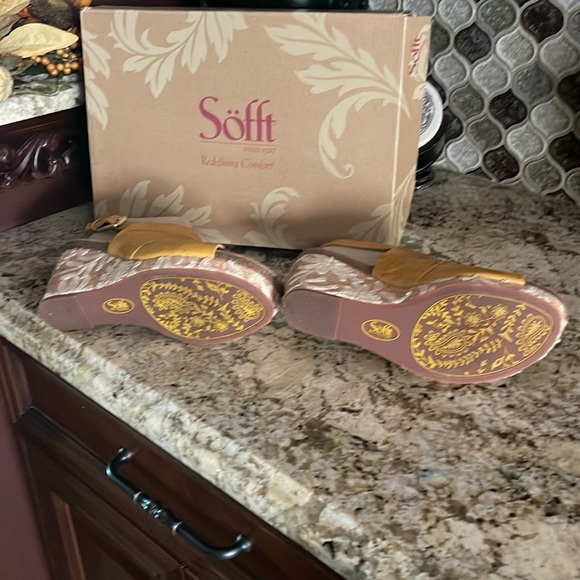 Sofft Corrina size 8 Euro 39 lemon yellow new sandals - Picture 4 of 4